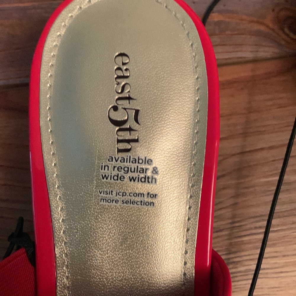 NEW East 5th Glossy Red Slip On Sandals - Picture 8 of 12